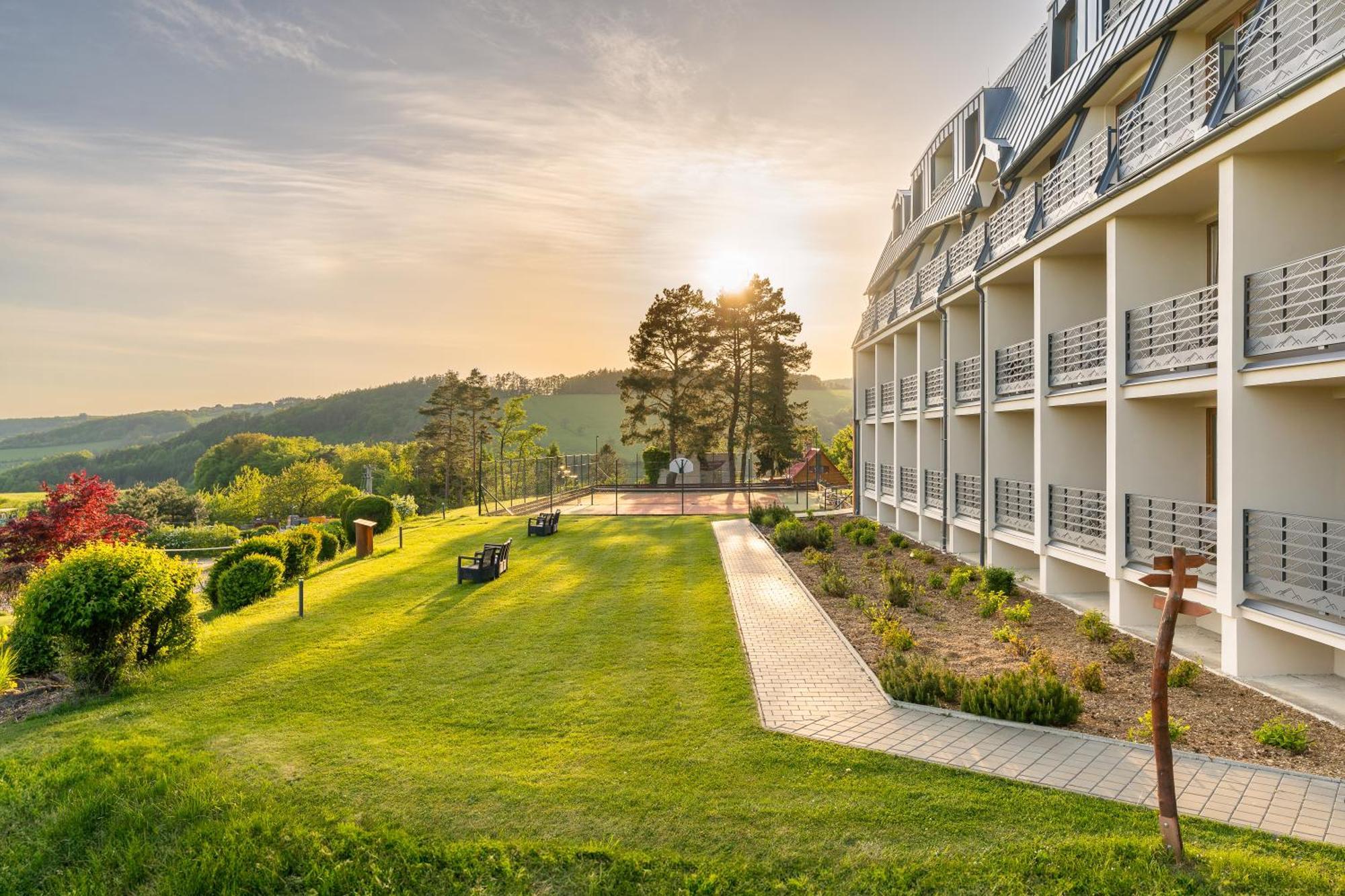 Hotel Vega Luhacovice Exterior photo